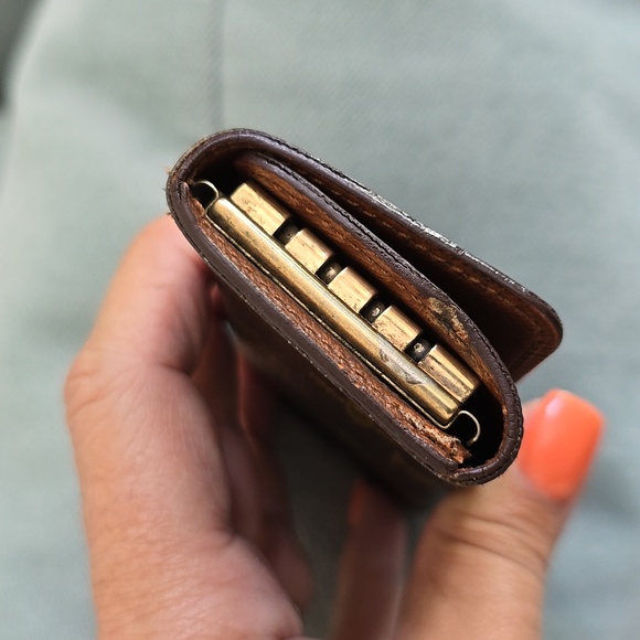 Louis Vuitton Monogram 4 Key Holder, EUC - Picture 5 of 9